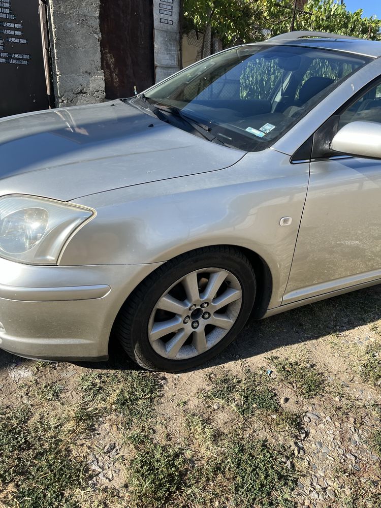 Продава се тоюота авинсис