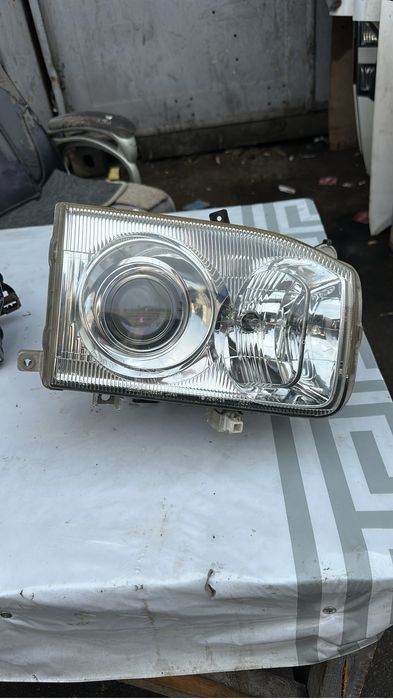 Правая фара на Nissan Pathfinder Terrano r50