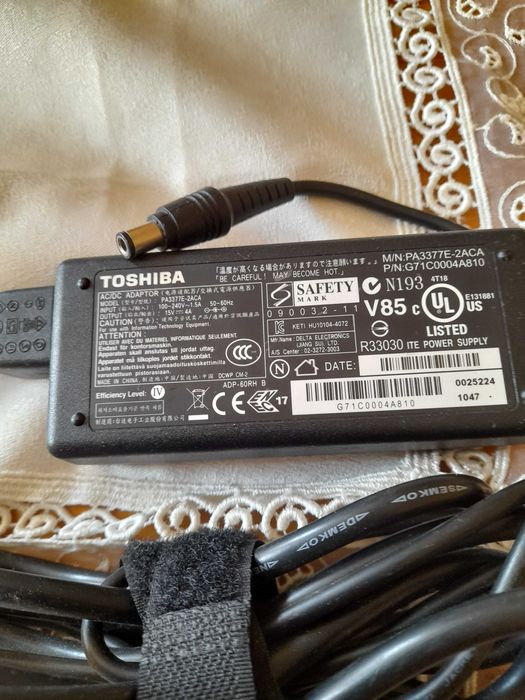 Продавам оригинални употребявани кабелни зарядни за лаптопи Тошиба