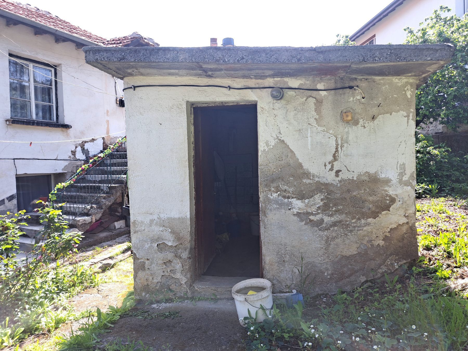 Къща с двор в с. Дрен, община Радомир