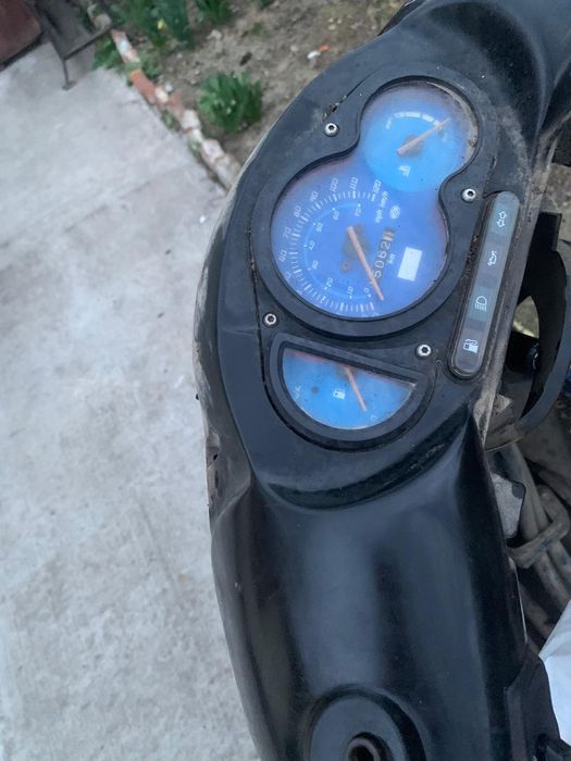 Vând scuter aprilia