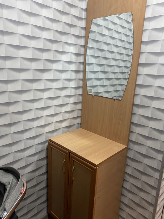 Зеркало с полочками