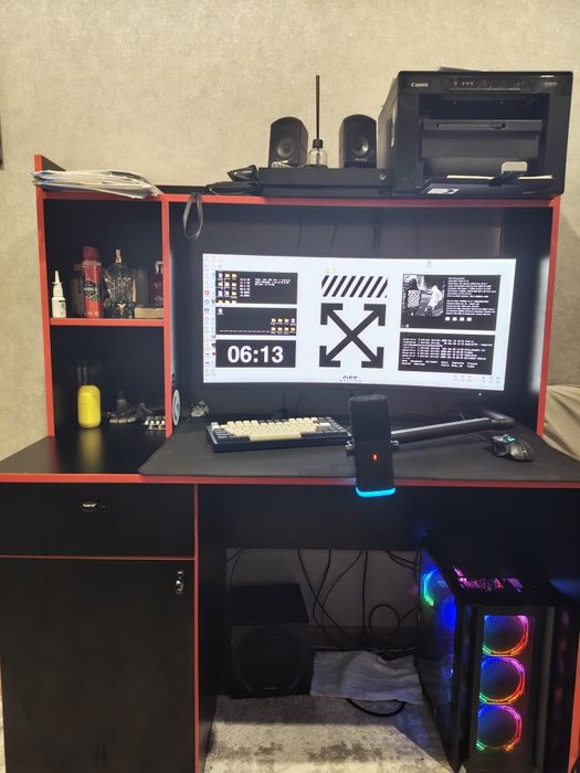 Игровой стол, стол для работы с полками.