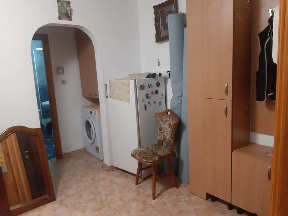 Apartament de Inchiriat-Rovine, decomandat