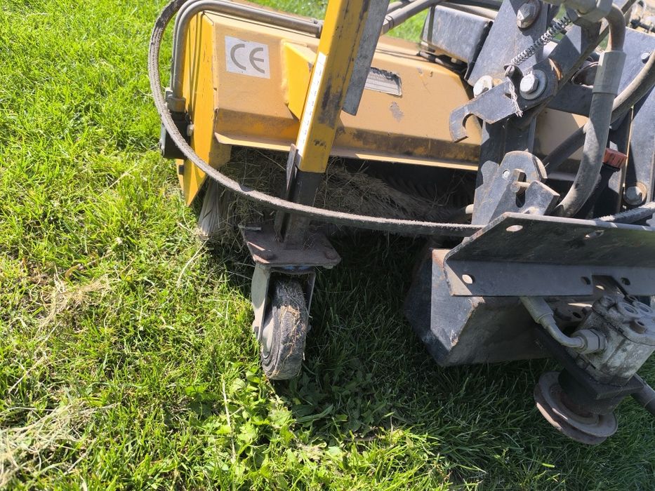 Perie pentru tractor gazon