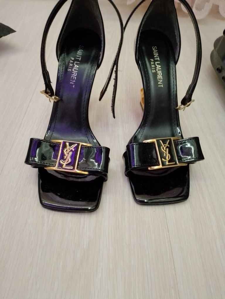 Продавам токчета на YSL