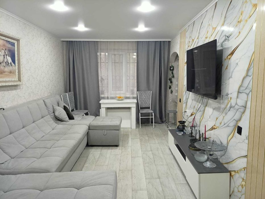 Продам уютную 2-ком. кв. студию 7мкр, панель 1970г. 43,2кв.м. не угл.