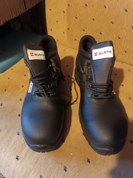 Работни обувки със метално бомбе.