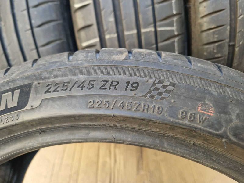4 Michelin R19 225/45
летни гуми 
DOT4218