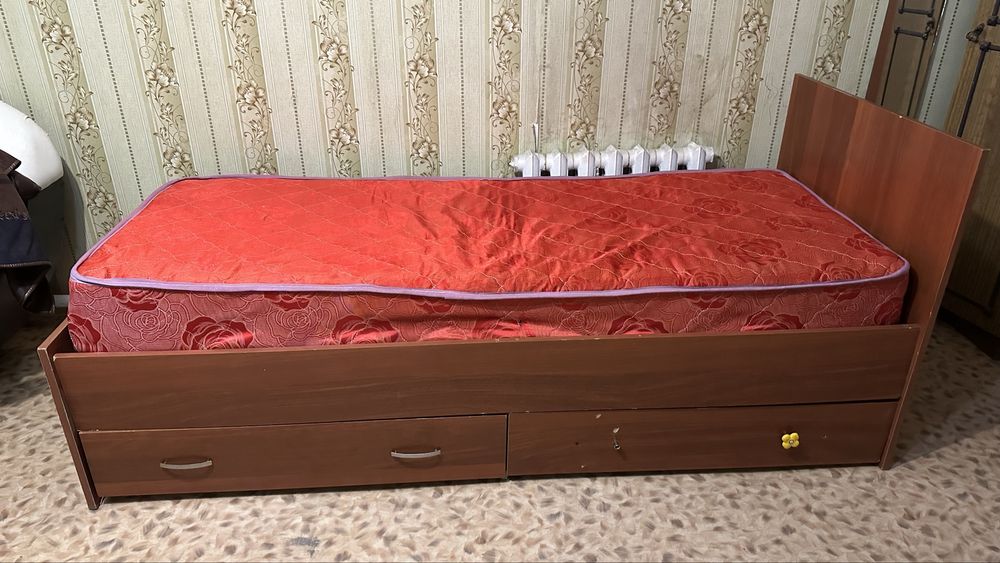 Продам кроватьс матрасом в отличном состоянии