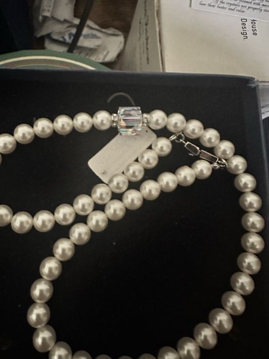 Колие перли класическо бели д елементи на Swarovski и бели перлени оби