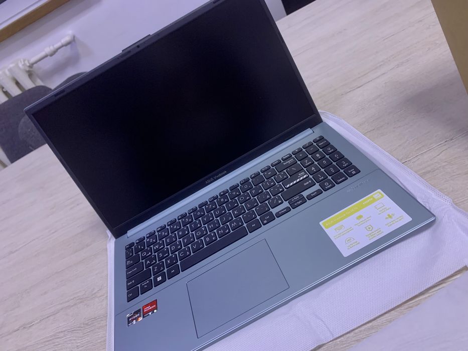 ASUS Vivobook 1504 E
