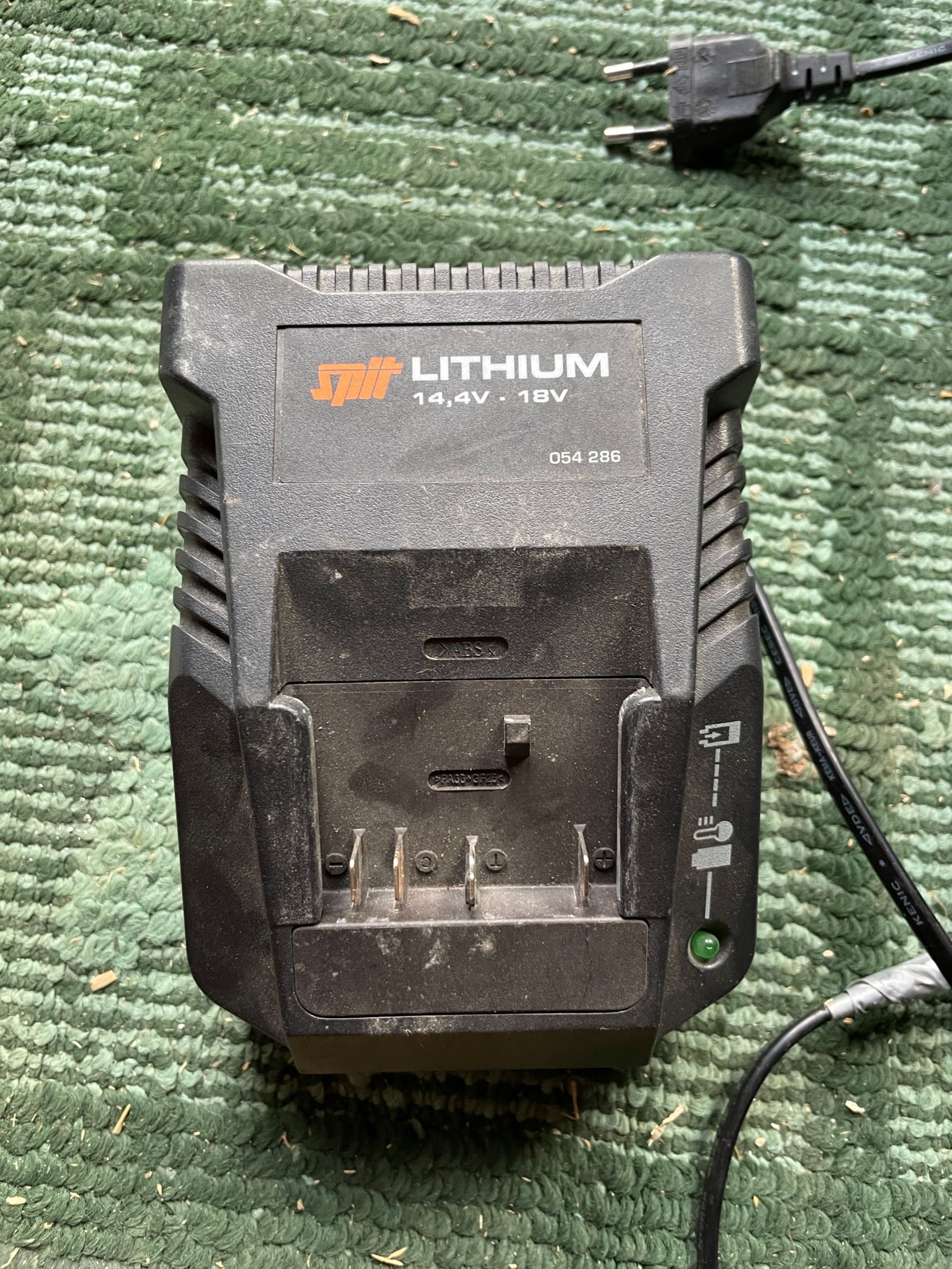 Vând autofiletanta LITHIUM HDI 286 18V + 2 baterii 4Ah + încărcător.