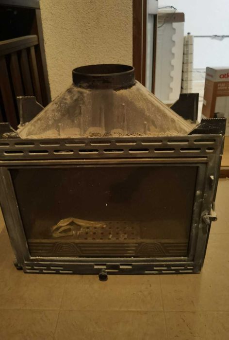 Продавам камина+хладилник(подарък)