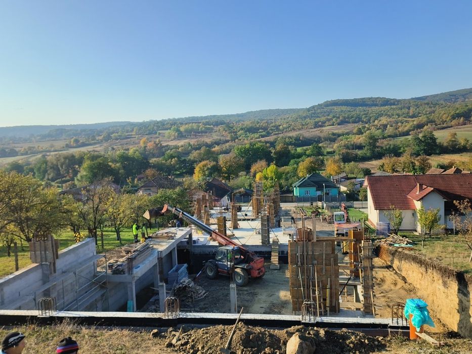 Construim case la roșu!