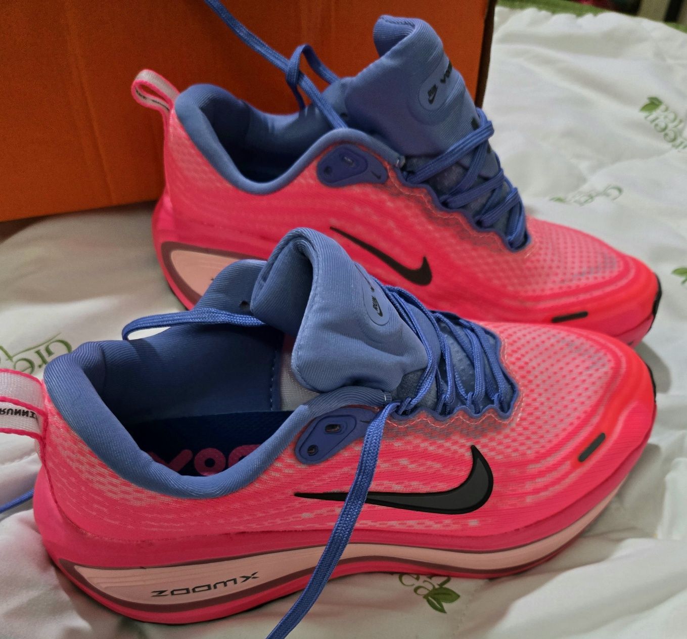 Nike Vomero 18 plus оригинални дамски сникърси нови 39 номер