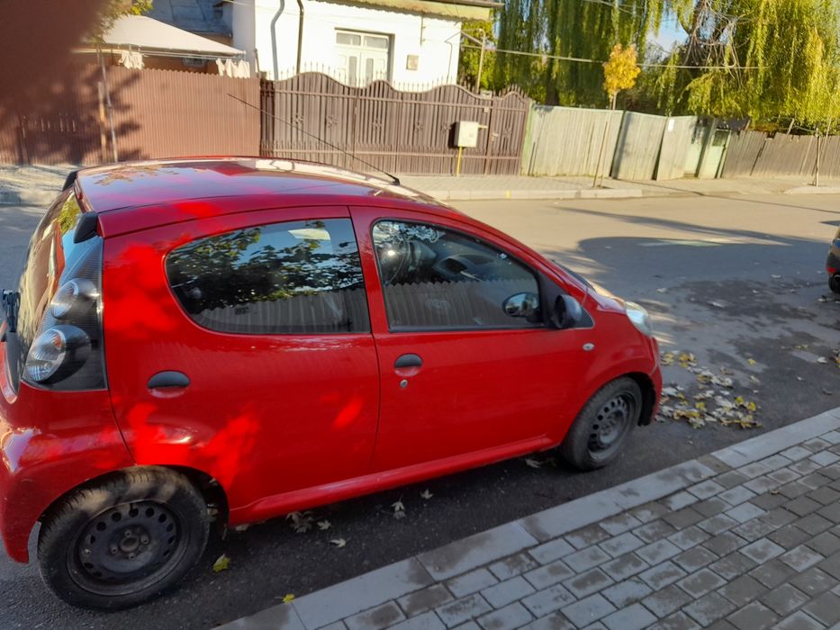 Autoturism Citroen C1 rosu , pe benzina, patru locuri