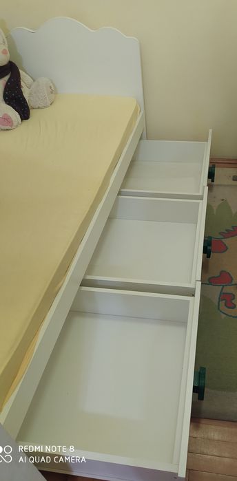 Pat, dulap camera copii și covor