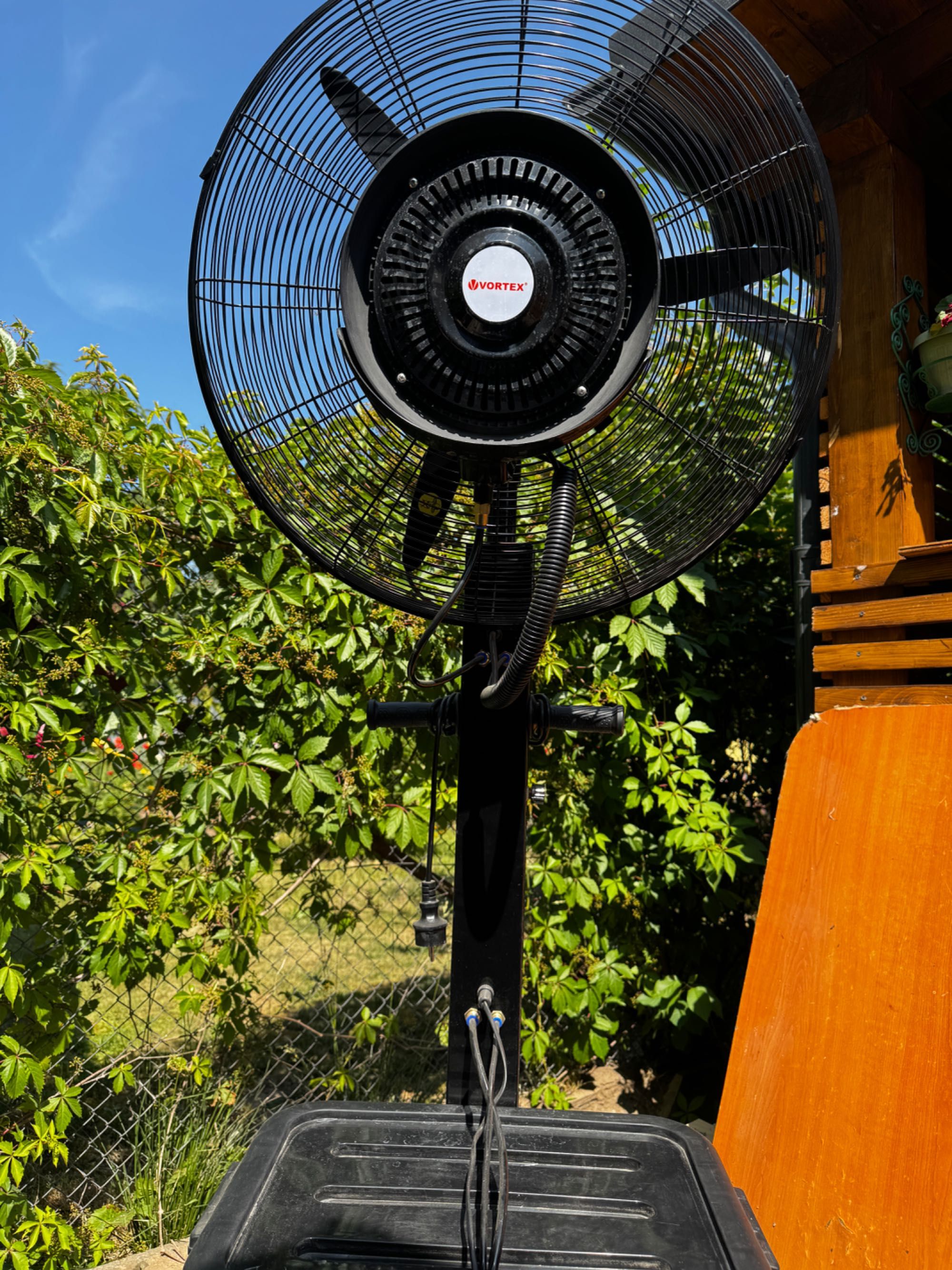 Vând ventilator cu stropi de apă (funcție pulverizare).