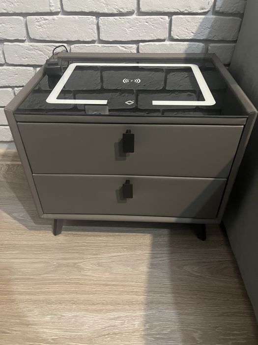 продам тумбочку безпроводной зарядкой и с колонкой!!