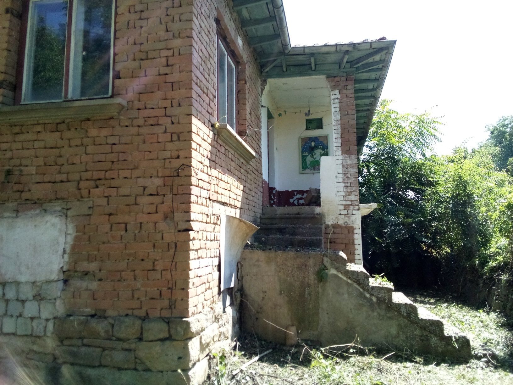 Двуетажна къща с двор