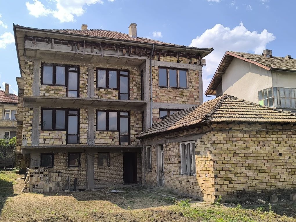 Продавам многофамилна къща в гр.Попово