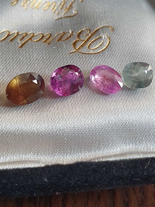 Safir natural netratat diferite culori si marimi