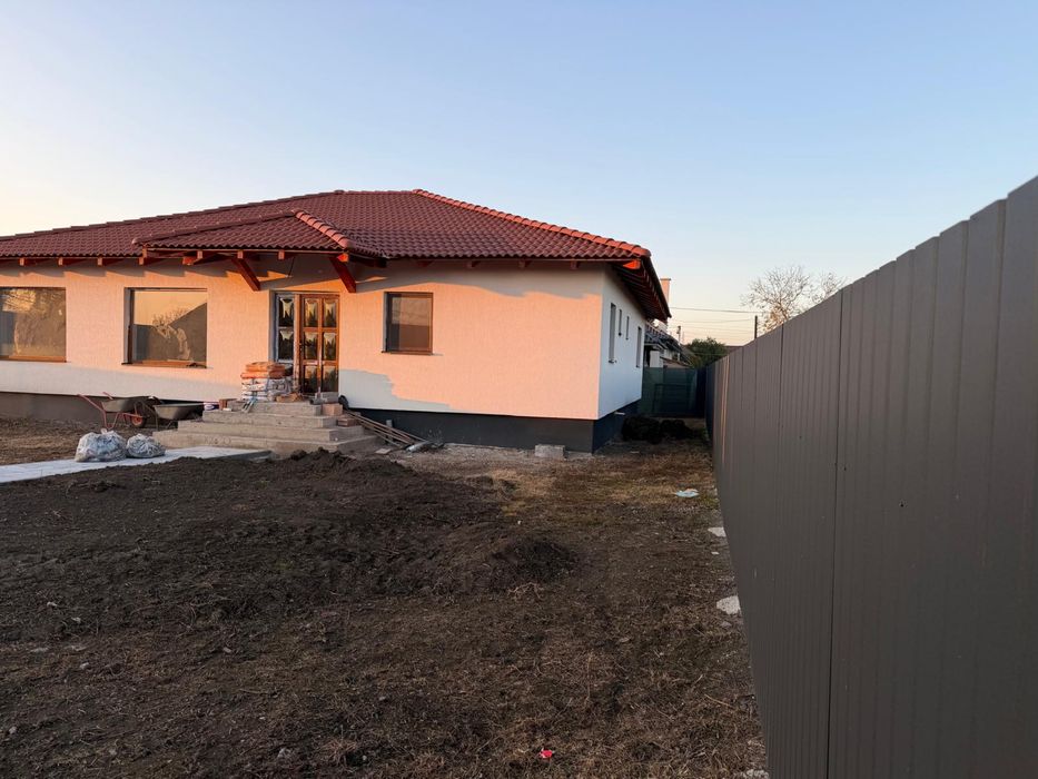 Vând casă recent construită