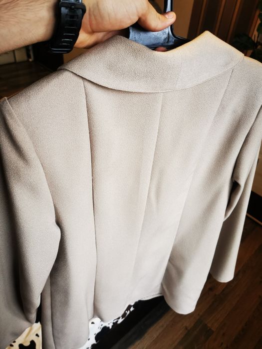 Бежово дамско сако