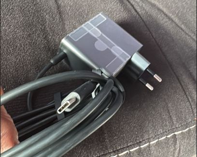 в оригинале на Алису - блок питания, зарядка Type-c и другие