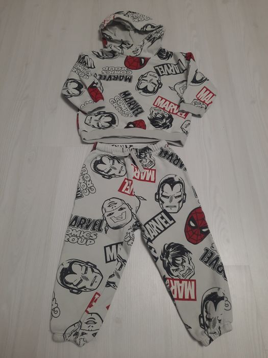 Trening bebelus marca H&M cu Marvel, marimea 92 cm