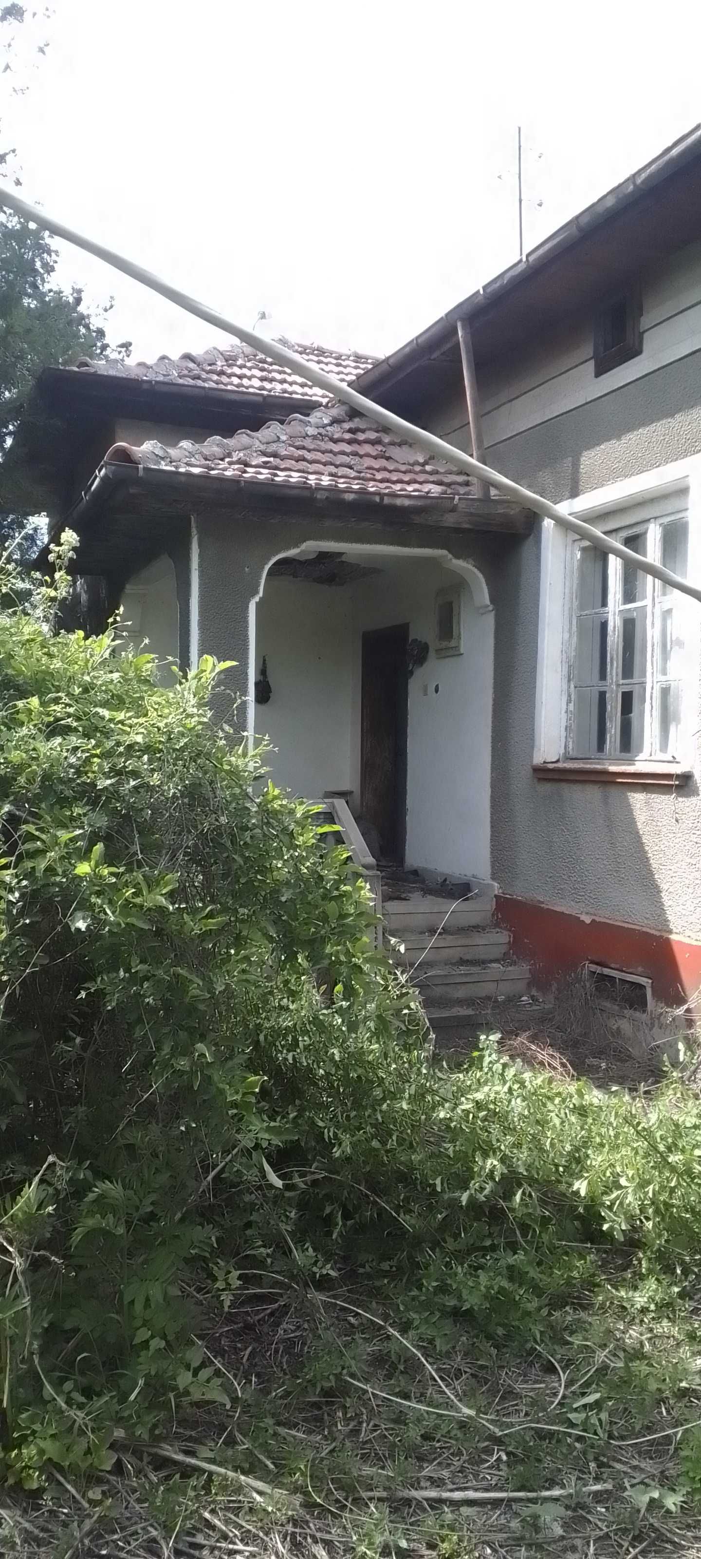 Къща с двор, гараж и трифазен ток