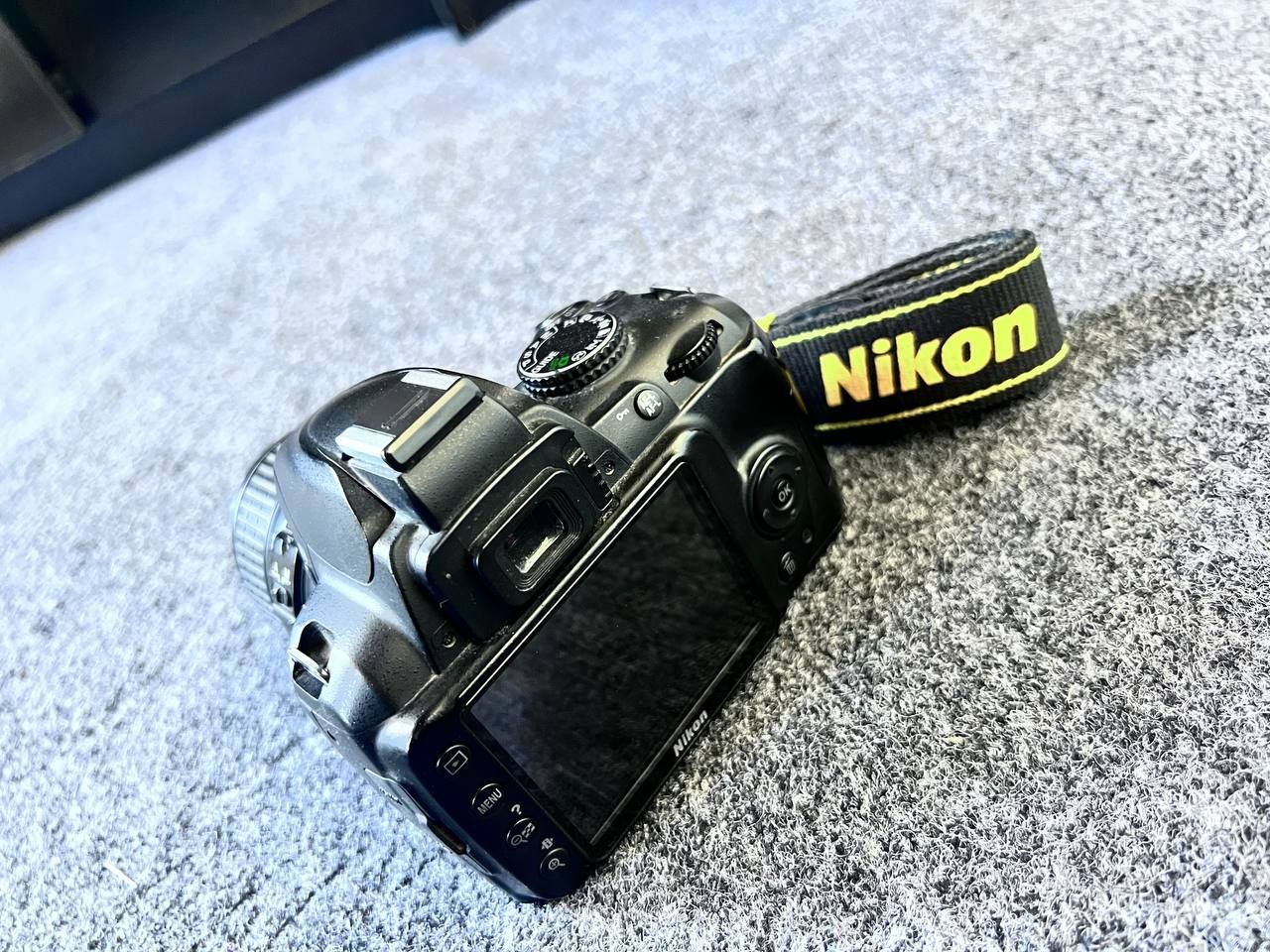 Fotoapparat Nikon D3100 
Holati Yaxshi 
Bitta Batareyka 
Zaryadchigi b