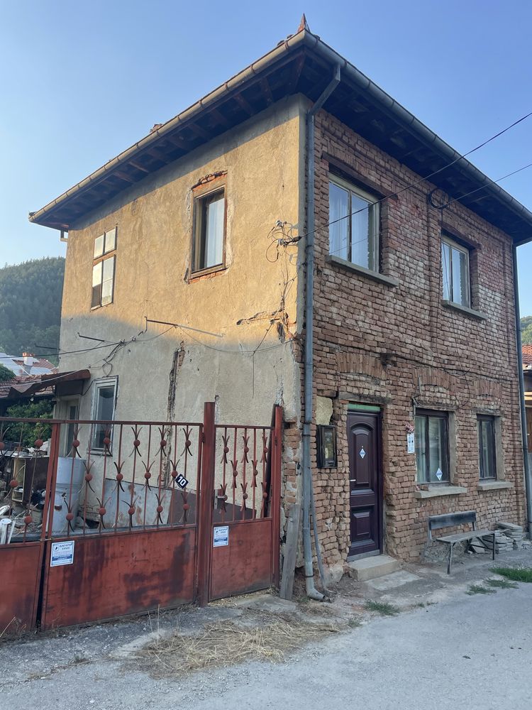 Къща с прилежащи парцели