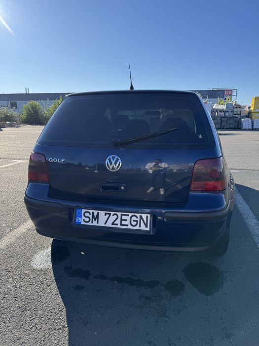 Vand Golf 4 . 1.6 Benzina
