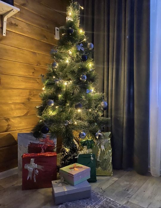 Продам елку 150 см (игрушки в подарок)