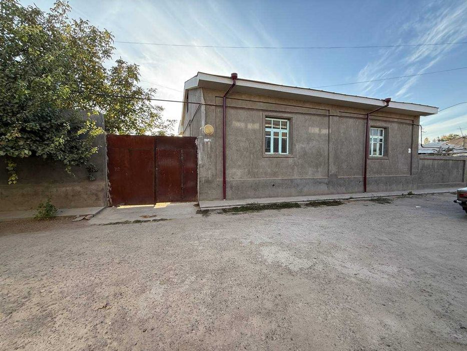 Уч кахрамон 8 сотик ховли сотилади. Фасад 24/33 м.