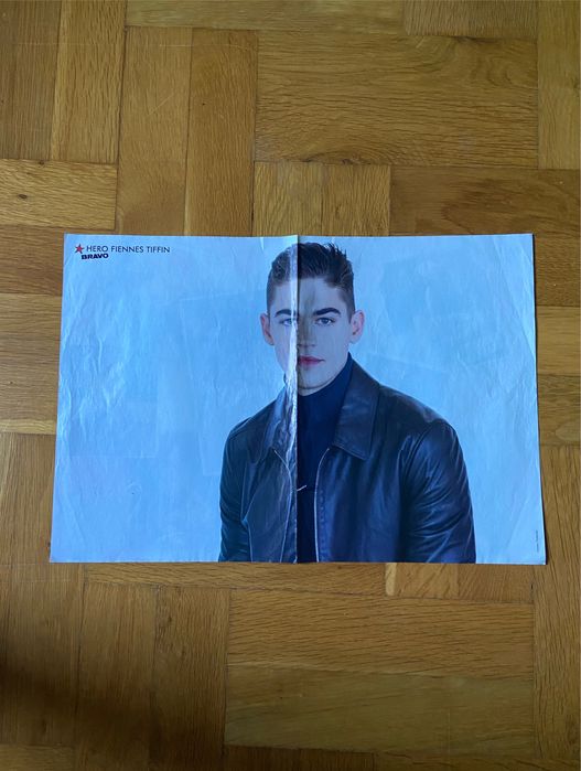 Плакат на Hero Fiennes Tiffin