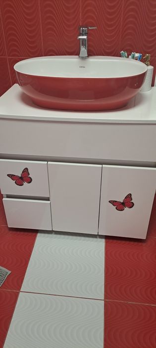 Vând un set pt baie format din dulap, lovar, baterie si oglinda