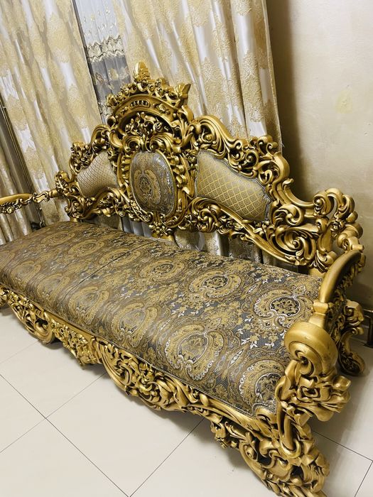 Canapea regala + 3 scaune + masa mica