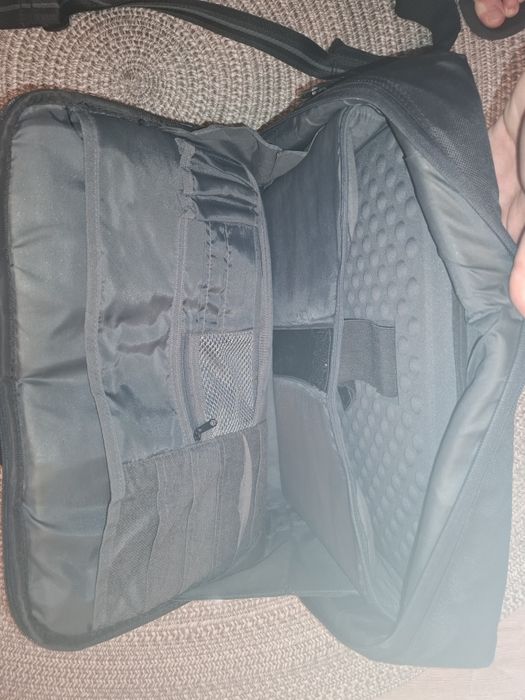 Geantă laptop Dell – stare foarte bună, curea inclusă