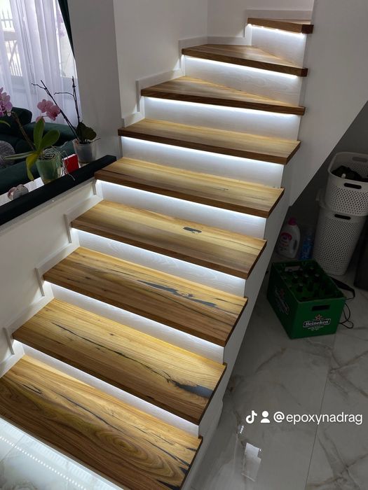 Trepte interior din lemn masiv cu rasină epoxidică