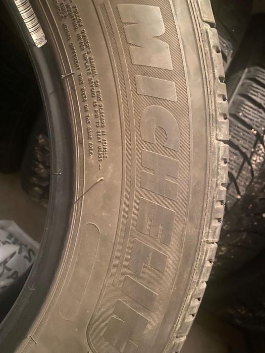 Продам шины б/у размер 235х65х18