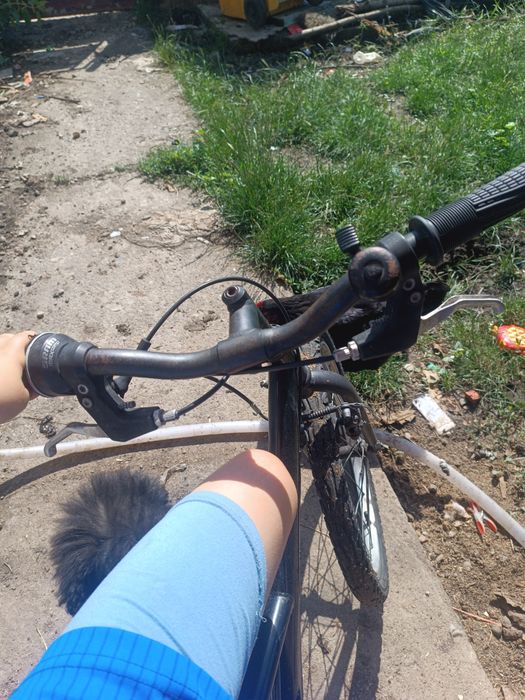 Bicicletă neagră 20 inch stare bună cu schimbător și frâne funcționale