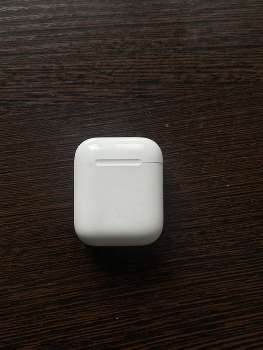 правый AirPods с кейсом