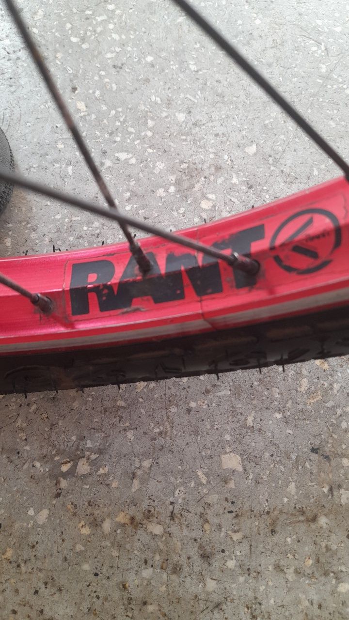 Vând bmx custom.