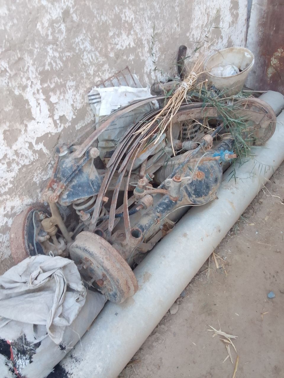Volga 31 029 ning zadniy mosi va orqa kapoti bor