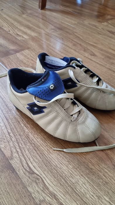 Vand adidasi de fotbal cu crampoane
