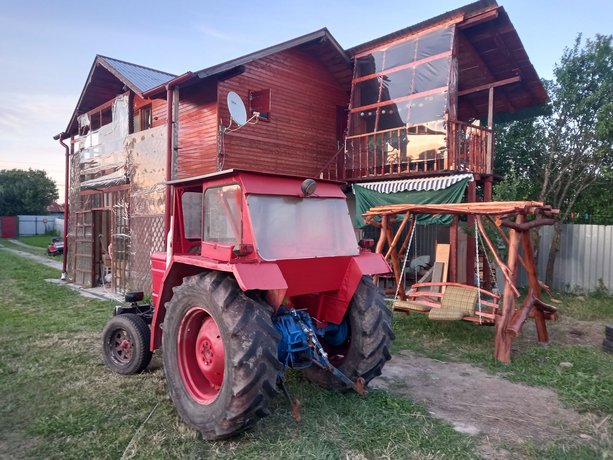 Tractor cu cabina UTB 445, cu ,motor in trei pistoane de 45 , cai