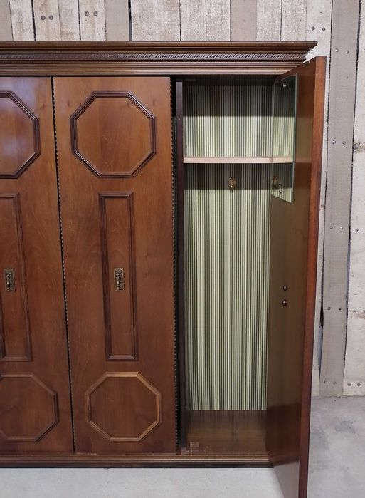 Cuier/ Dulap vechi din lemn cu oglinda, cu eticheta NOVARA, Italia